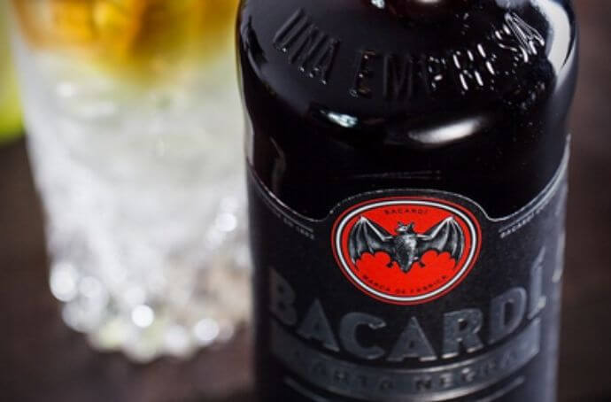 BACARDI BLACK CARTA NEGRA zblizenie na butelke